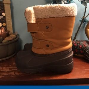 Girls snow boots.